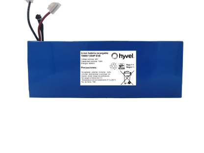 Batería 48v 10ah de la marca Hyvel con etiqueta blanca en la parte frontal frontal y cables conectores.