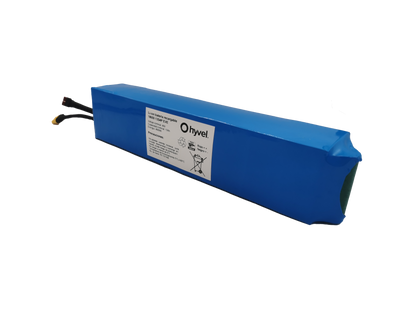Acercamiento a la Batería 48V 10Ah compatible con Honey Whale E5 con nombre de la marca y cables conectores. 