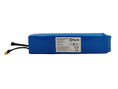 Imagen de la Batería 48V 10Ah compatible con Honey Whale E5 con etiqueta blanca de sus especificaciones al frente y cables conectores. 
