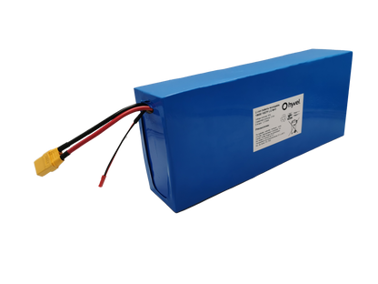 Acercamiento a la Batería 60V 20Ah EVE  con nombre de la marca y cables conectores. 