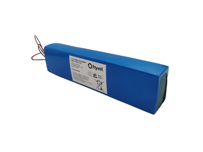 Acercamiento a la Batería 36V 7.5Ah compatible con Honey Whale M4 con nombre de la marca y cables conectores. 