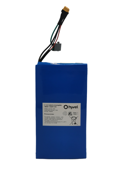 Imagen de la  Batería 48V 10Ah compatible con Honey Whale M5 Procon etiqueta blanca de sus especificaciones al frente y cables conectores. 
