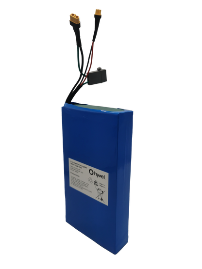 Acercamiento a la Batería 48V 10Ah compatible con Honey Whale M5 Pro con nombre de la marca y cables conectores. 