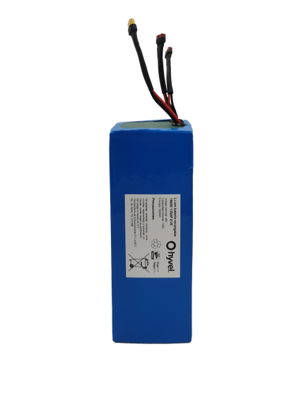 Batería 52V 15Ah compatible con Honey Whale T5 de la marca Hyvel con etiqueta blanca en la parte frontal frontal y cables conectores.