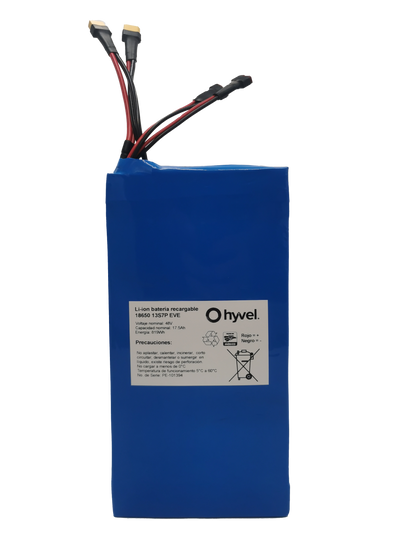 Imagen de la Batería 48V 17.5Ah compatible con Honey Whale T8B con etiqueta blanca de sus especificaciones al frente y cables conectores. 