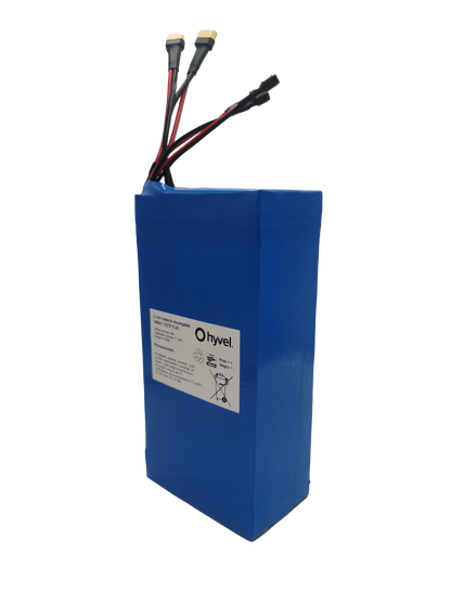 Acercamiento a la Batería 48V 17.5Ah compatible con Honey Whale T8B con nombre de la marca y cables conectores. 