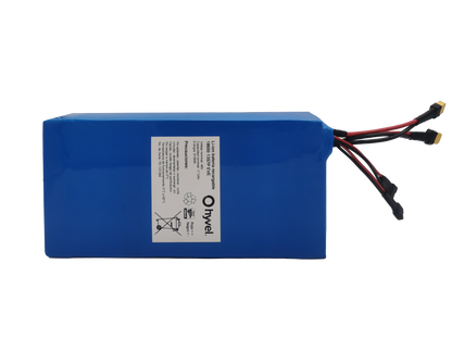 Batería 48V 17.5Ah compatible con Honey Whale T8B forrada en plástico azul con etiqueta blanca y cables conectores visibles.
