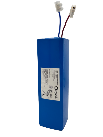 Batería con etiqueta blanca y cargador a un costado, rodeados de coloridos iconos de motocicletas eléctricas, producto Kit Batería 48V para Bicicleta Eléctrica + Cargador 2A.
