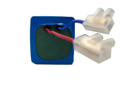 Kit Batería 48V compatible con E-solomo + Cargador 2A con etiqueta blanca y cargador a un costado, rodeados de coloridos iconos de motocicletas eléctricas. 
