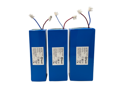 Tres baterías apiladas mostrando etiquetas blancas con especificaciones visibles y cables conectores superiores del Kit Batería 48V para Bicicleta Eléctrica + Cargador 2A.
