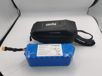 Imagen de la Batería Externa para Scooter 48V 9Ah junto a su empaque negro con sierre y nombre grabado de la marca en su parte frontal 