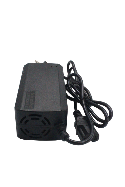 Cargador LiFePO4 14.6V 3A de color negro con sus cables enrollados 