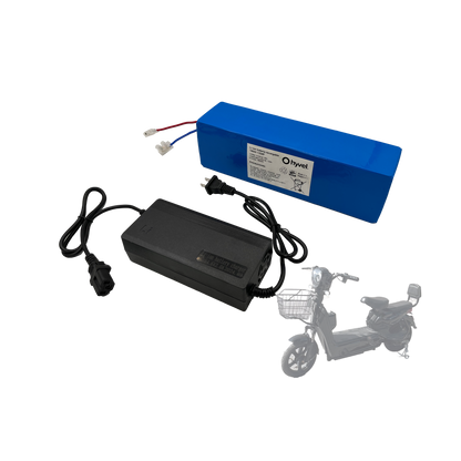 Tres baterías apiladas mostrando etiquetas blancas con especificaciones visibles y cables conectores superiores del Kit Batería 48V compatible con E-solomo + Cargador 2A.
