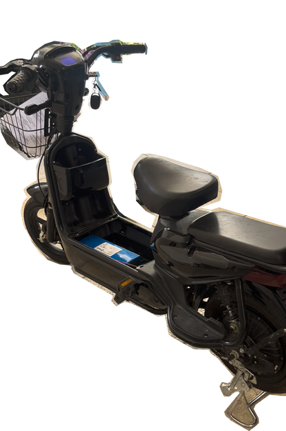 Kit Batería 48V compatible con KIWO + Cargador 2A mostrando su plástico azul con el que viene desde fábrica 