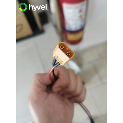 Acercamiento a mano de persona que sostiene conector que pertenece al Kit Batería 48v 12ah Panasonic + Caja 7.Desmontable +Cargador 2A
