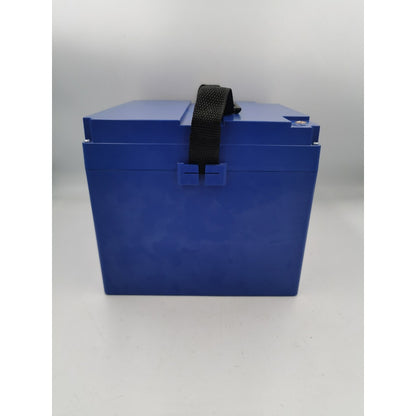Kit Batería 48v 30ah Eve + Caja + Cargador Rápido, parte trasera de la batería enfocando conexiones en fondo blanco.