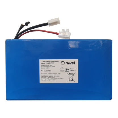 Imagen frontal de la Batería 48v 20ah Eve con etiqueta blanca con especificaciones y nombre de la marca Hyvel en color negro, con cables conectores en su costado. 