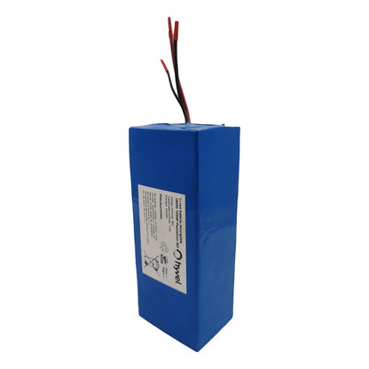 Imagen de la Batería 36v STEEL destacando sus especificaciones en la etiqueta y sus cables conectores