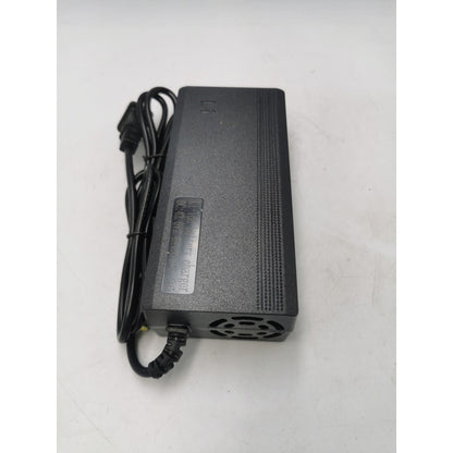 Cargador 10s 36v 2a Para Litio Ion con cable incluido, de color negro. Ideal para usuarios que buscan eficiencia y seguridad en la carga de baterías de litio.