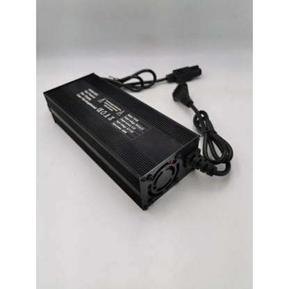 Vista lateral de Cargador 20s 72v 10a Para Litio Ion color negro, con su cable enrollado con sus especificaciones 