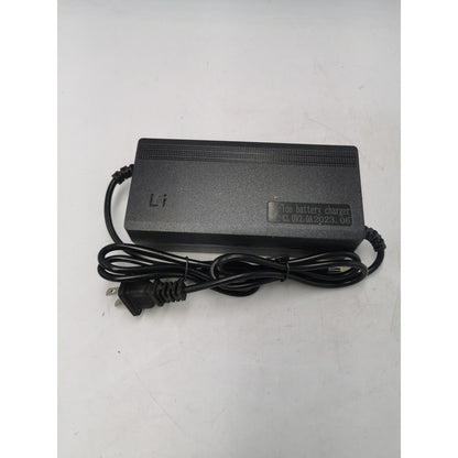 Imagen del cargador 10s 36v 2a Para Litio Ion en color negro. Este cargador, con cable incluido, asegura una carga rápida y segura para tus baterías de litio.