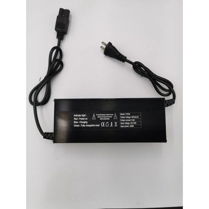 Vista desde arriba de Cargador 20s 72v 10a Para Litio Ion color negro, con su cable enrollado con sus especificaciones