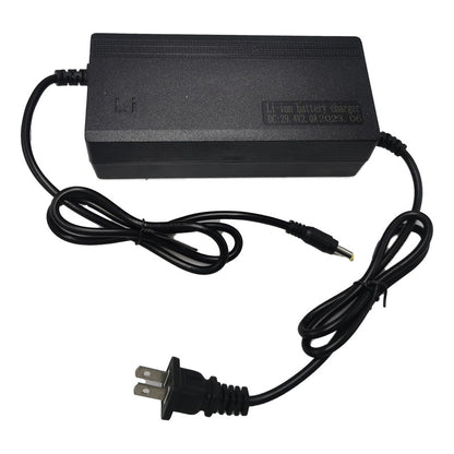 Cargador 7s 29.4v 2a Para Litio Ion de color negro con los cables a su extremo enrollados 