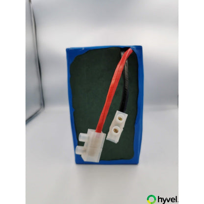 Acercamiento a los cables conectores rojo y negro de la Batería 48v 51ah Panasonic.