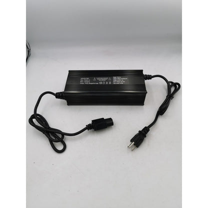 Fotografía frontal de Cargador 20s 72v 10a Para Litio Ion de Hyvel color negro, con sus cables enrollados