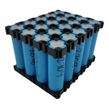 Paquete de 40 Pcs * Batería 18650 Eve 2.5ah organizadas de frente con datos técnicos visibles.