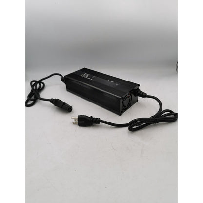 .Fotografía  lateral de Cargador 20s 72v 10a Para Litio Ion de Hyvel color negro, con sus cables enrollados