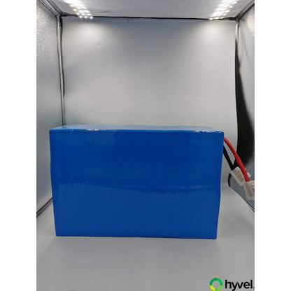 Batería 72v 45ah Panasonic desde ángulo superior destacando su diseño compacto y plástico azul que la cubre.