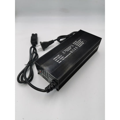 Lateral de Cargador 20s 72v 10a Para Litio Ion color negro con especificaciones en color blanco